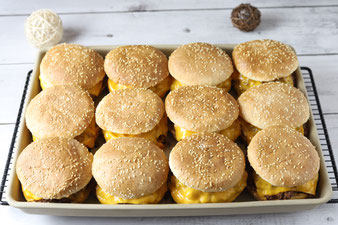 Cheesburger und Burger als Platte auf dem Ofenzauberer von Pampered Chef aus dem Onlineshop kaufen