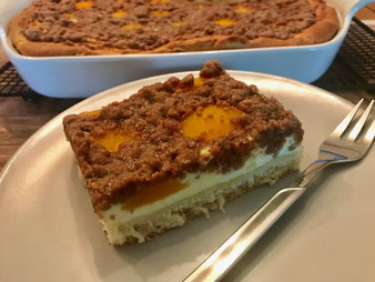 Aprikosenkuchen Streuselkuchen Hefekuchen auf dem Bäker oder Ofenzauberer von Pampered Chef online mit dem Teigroller im Onlineshop kaufen