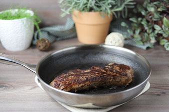 Rinderfilet im gusseisernen emaillierten Baker von Pampered Chef anbraten