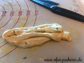 Kräuter Knoblauch Knoten Grillbrötchen oder Grillbrot auf dem Ofenzauberer von Pampered Chef im Onlineshop bestellen