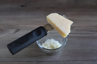 Parmesan mit der feinen Microplane Zester in die kleine Elfe reiben