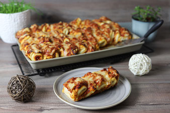 Faltenbrot, Pizzabrot, Pizzafaltenbrot auf dem großen Ofenzauberer mit Teigunterlage und Teigroller im Pampered Chef Onlineshop