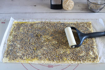 Teig mit dem Teigroller auf der Teigunterlage von Pampered Chef ausrollen
