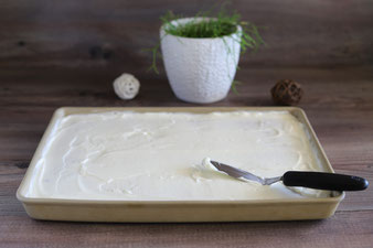 Creme mit dem kleinen Streicher über den Teig verstreichen
