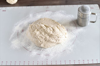 Brotteig auf der Teigunterlage von Pampered Chef