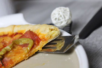 Cheesy Crust Pizza Spezial mit Teigunterlage, Teigroller, Nixe, Käsereibe auf der White Lady oder Zauberstein und Ofenzauberer im Pampered Chef Onlineshop bestellen