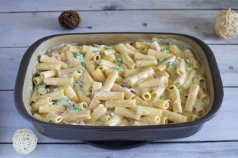 Soße über die Spätzle in die Ofenhexe gießen