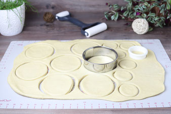 Teig mit dem Teigroller auf der Teigunterlage von Pampered Chef ausrollen