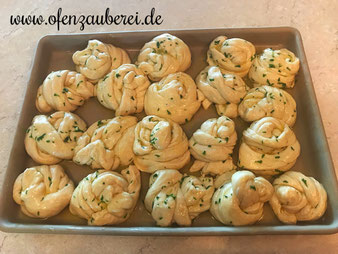 Kräuter Knoblauch Knoten Grillbrötchen oder Grillbrot auf dem Ofenzauberer von Pampered Chef im Onlineshop bestellen