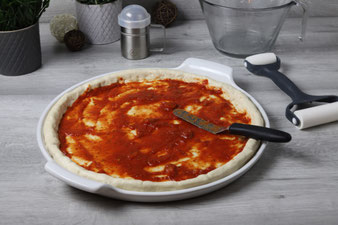 Cheesy Crust Pizza Spezial mit Teigunterlage, Teigroller, Nixe, Käsereibe auf der White Lady oder Zauberstein und Ofenzauberer im Pampered Chef Onlineshop bestellen