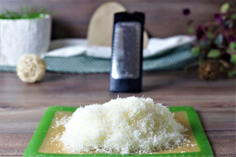 Parmesan mit der feinen Microplane Reibe reiben