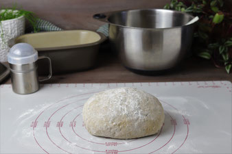 Teig auf der bemehlten Teigunterlage von Pampered Chef falten