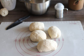 Brötchen schleifen mit der Teigunterlage, Streufix und Nylonmesser von Pampered Chef