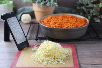 Käse reiben mit der groben Microplane