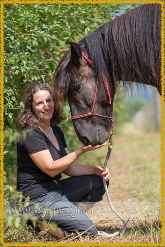Luzia und Pony Duke in vertrauter Zweisamkeit
