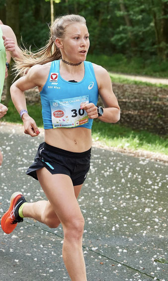 Julia Mayer wien Läuferin vcm Hauptallee Halbmarathon sieg Bestleistung Dsg wien 1:12