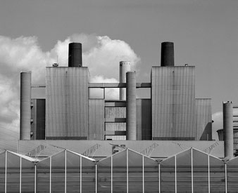 Gewächshäuser vor Kraftwerk, Niederaussem 2025, Aufnahme auf Ilford FP4plus, Entwicklung in Perceptol. Foto: Klaus Schörner