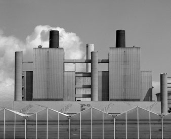 Gewächshäuser vor Kraftwerk, Niederaussem 2025, Aufnahme auf KENTMERE PAN 200, Entwicklung in Perceptol. Foto: Klaus Schörner