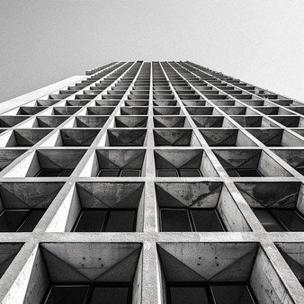 Brutalistische Hausfassade, Brutalismus als Thema für Architekturfotografie. Individual Prompt/KI.www.bonnescape.de