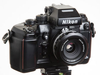 Frontalansicht Nikon F4 mit Voigtländer Color Skopar SL IIs 28mm F2.8 asph. Foto: www.bonnescape.de