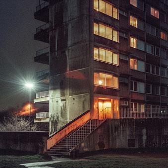 Ideologischer Ursprung des Brutalismus im sozialen Wohnungsbau. Individual Prompt/KI. www.bonnescape.de