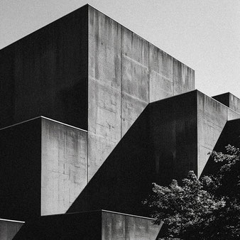 Brutalismus, geometrische Formensprache durch Sonnenlicht in Szene gesetzt. Individual Prompt/KI. www.bonnescape.de