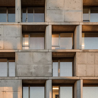 Brutalistische Hausfassade. Individual Prompt/KI. www.bonnescape.de