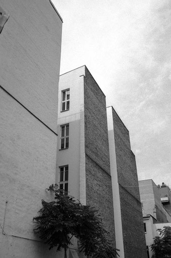 Hinterhoffassaden, Köln 2025, Aufnahme auf KENTMERE PAN 200, Entwicklung in Perceptol. Foto: Klaus Schörner