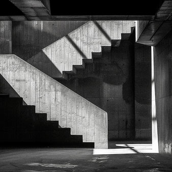 Brutalistische Innenarchitektur, Betonung von Struktur und Fläche durch inszeniert einfallendes Licht. Individual Prompt/KI. www.bonnescape.de