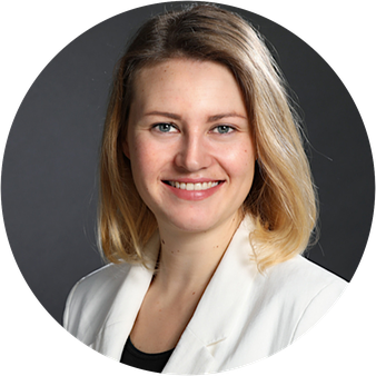 Porträt von Julia Fempel, sie ist Trainerin für Gewaltfreie Kommunikation im Zertifizierungsprozess, Sozialwissenschaftlerin und Personalberaterin.
