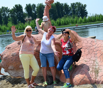 Züchterfrauen, die ihre Freiheit am See genießen.
