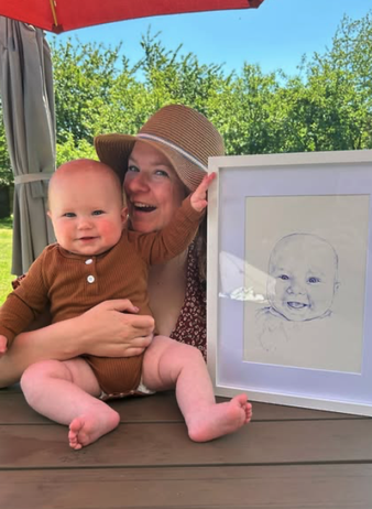 Jonge moeder met haar kind laat de portrettekening van haar zoon trots zien. 