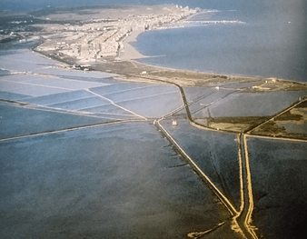 La Ciudad y salinas de Santa Pola (Alicante) desde el aire