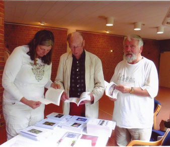 Volker Liebich (rechts) mit Besuchern des 2. Schleswig-Holsteinischen Geschichtstags