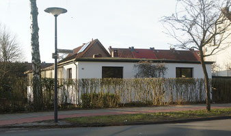 Das Wohnhaus Rotdornallee 30 im Februar 2015, Ansicht von Osten