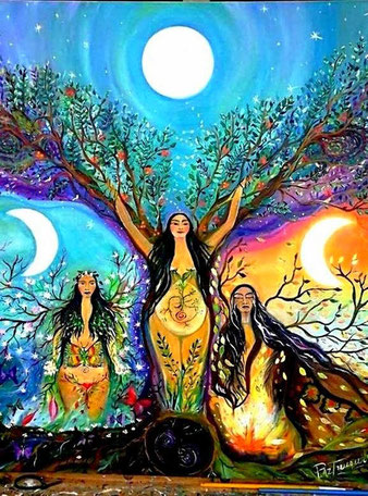 "Ama Hiru". No son tres, sino las tres caras de una. Los ritmos circulares de la Madre Naturaleza pueden ser expresados simbólicamente a traves del paralelismo entre las fases visibles de la luna y los ciclos vitales de la mujer. Pintura de Paz Treuquil.
