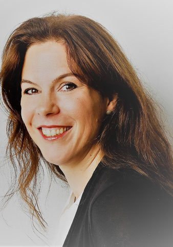 Dr. Anja Ostendorp Entwicklerin und Leiterin des Sanduhrmodells zur Entwicklung von Führungskräften, Talenten und Charakterköpfen www.sanduhrmodell.com