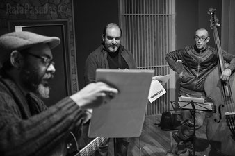During a recording session with APJQ. Thanos Athanasopoulos and Paco Charlin. By Rafa Pasadas