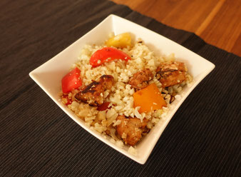 Blumenkohlsalat mit Poulet, gesundes Essen, Protein und Salat, Sportlernahrung, healthy food