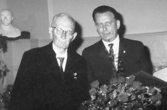 Am 10. Juni 1964 ist Herrn Dr. med. Albert Dietze vom Bürgermeister der Stadt Radeberg, Herrn Gunter Hauswald, die Ehrenbürgerwürde verliehen worden.