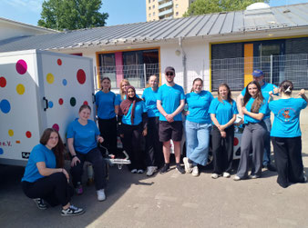 Spielmobil-Team blauen Shirts: Die Schülerinnen und Schüler der Jobelmann-Schule richteten das Kinderfest aus