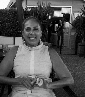 signora che sorride foto in bianco e nero
