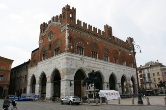 Piacenza カヴァッリ広場のゴティコ