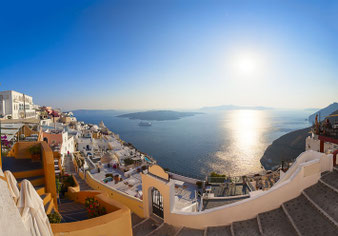 Blick von Thira auf den ehemals zentralen Berg von Santorini