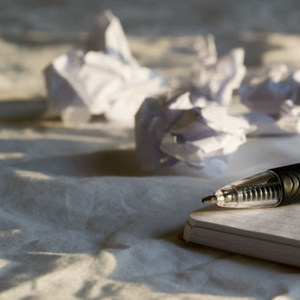 Texte schreiben lassen kann entlasten und Zeit sparen - Zerknülltes Papier