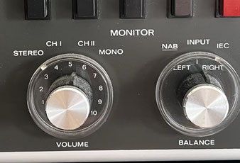 Beim Tonbandgerät A77 von REVOX kann für die Aufnahme die Entzerrung (INPUT: NAB oder IEC) ausgewählt werden. 