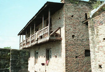 typisches Ziegelhaus mit Holz-Veranda