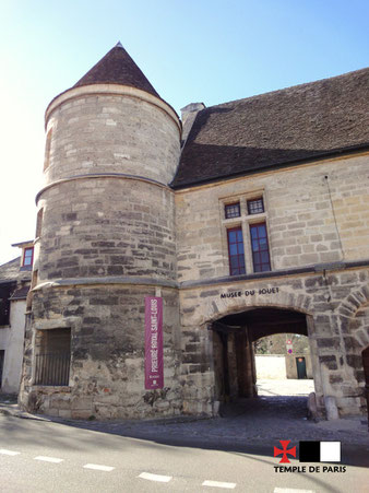 La porterie (ancien prieuré royal de Saint Louis). © TEMPLE DE PARIS