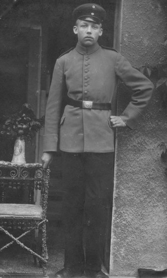 Sieht nicht glücklich aus in Uniform: Großvater Julius Deichmann (3) im Juli 1917