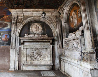 Il sarcofago nel chiostro della chiesa napoletana 